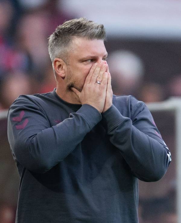 Lukas Kwansiok schlägt die Hände vor das Gesicht.