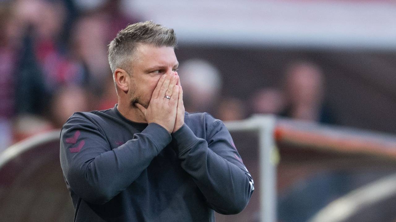 Lukas Kwansiok schlägt die Hände vor das Gesicht.