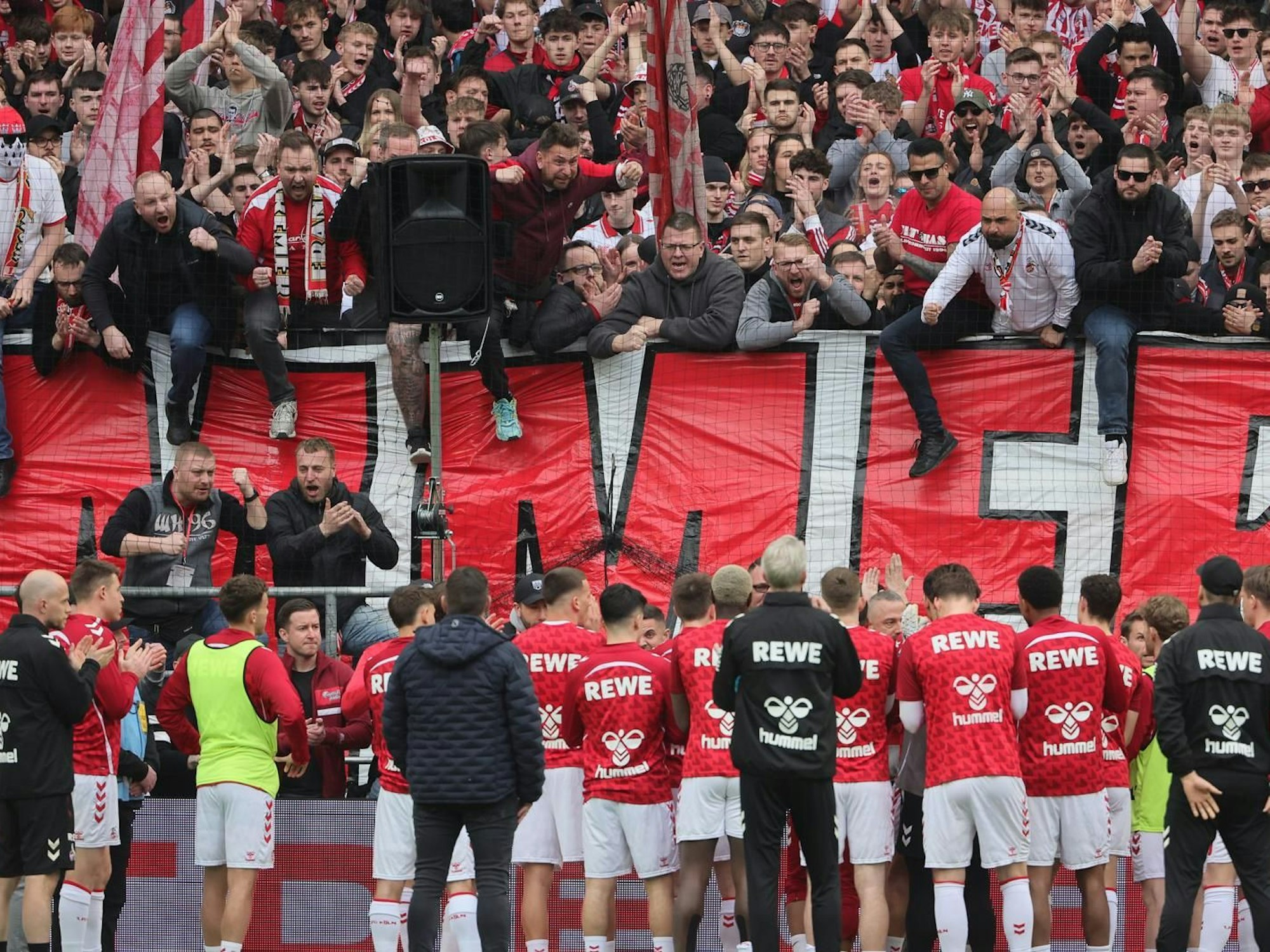 Die Ultras des 1. FC Köln stimmen die Profis auf das Derby ein.