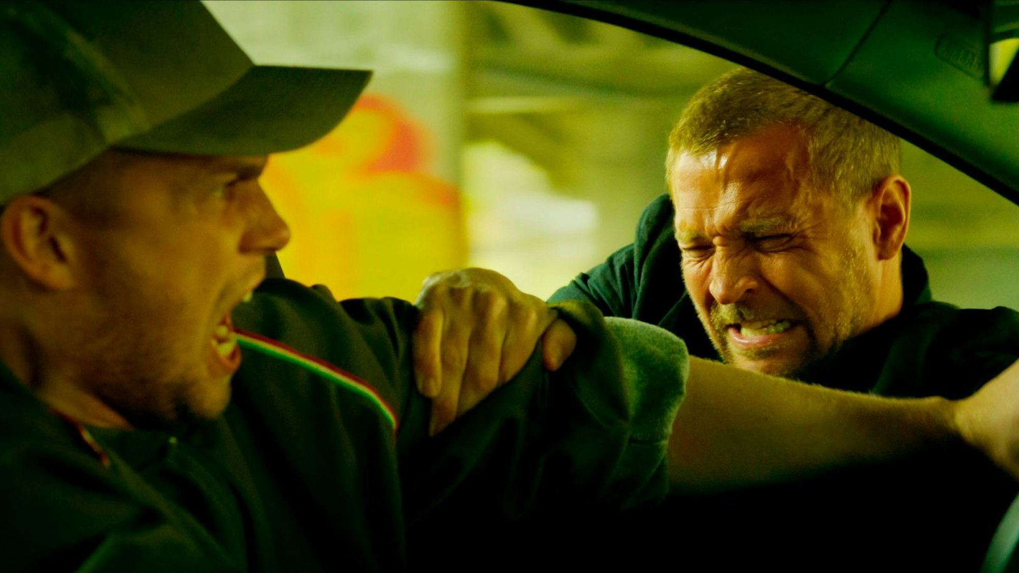 Harry Hole (Tobias Santelmann) stellt einen Verdächtigen (Jakob Fort) mit großem Körpereinsatz. (Bild: Courtesy of Netflix © 2024)