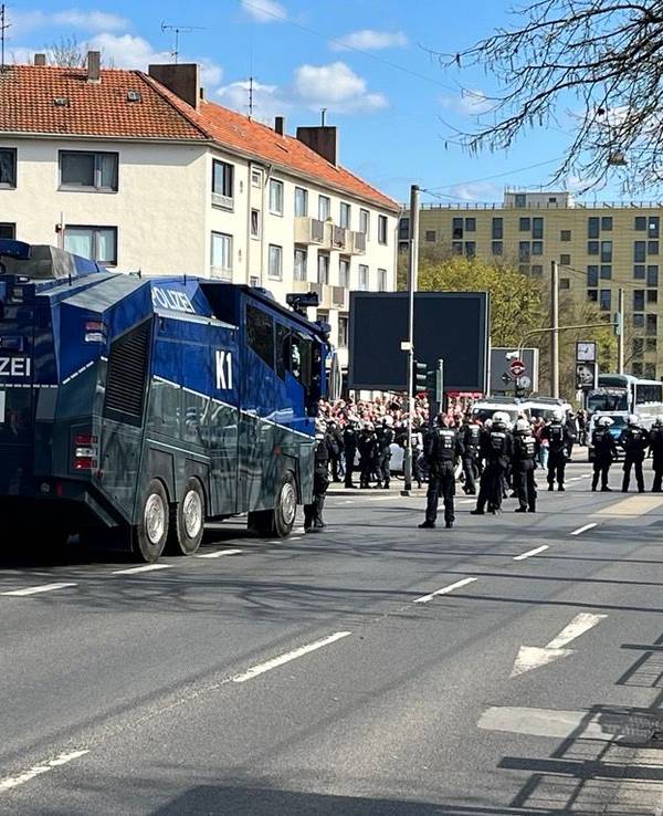 Ein Wasserwerfer steht vor dem Derby gegen Gladbach in Köln auf der Aachener Straße.