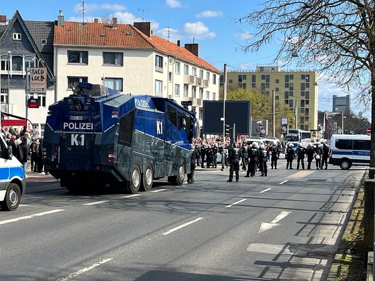Ein Wasserwerfer steht vor dem Derby gegen Gladbach in Köln auf der Aachener Straße.