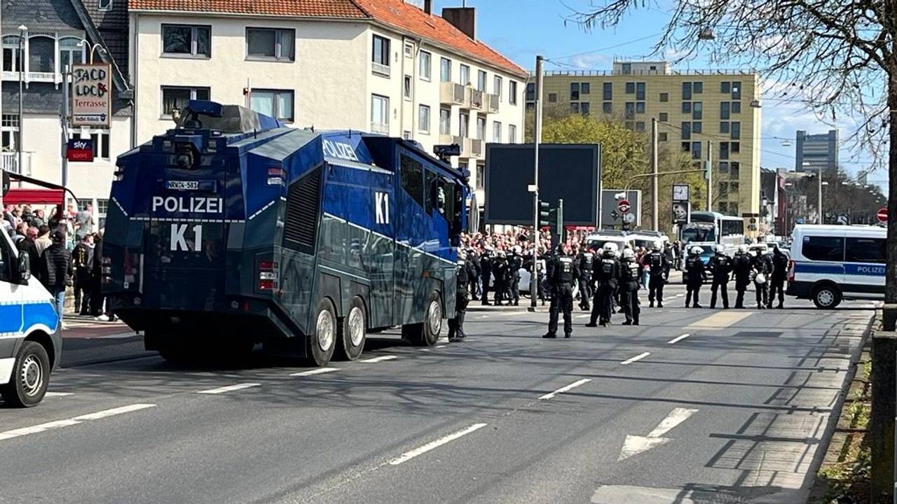 Ein Wasserwerfer steht vor dem Derby gegen Gladbach in Köln auf der Aachener Straße.