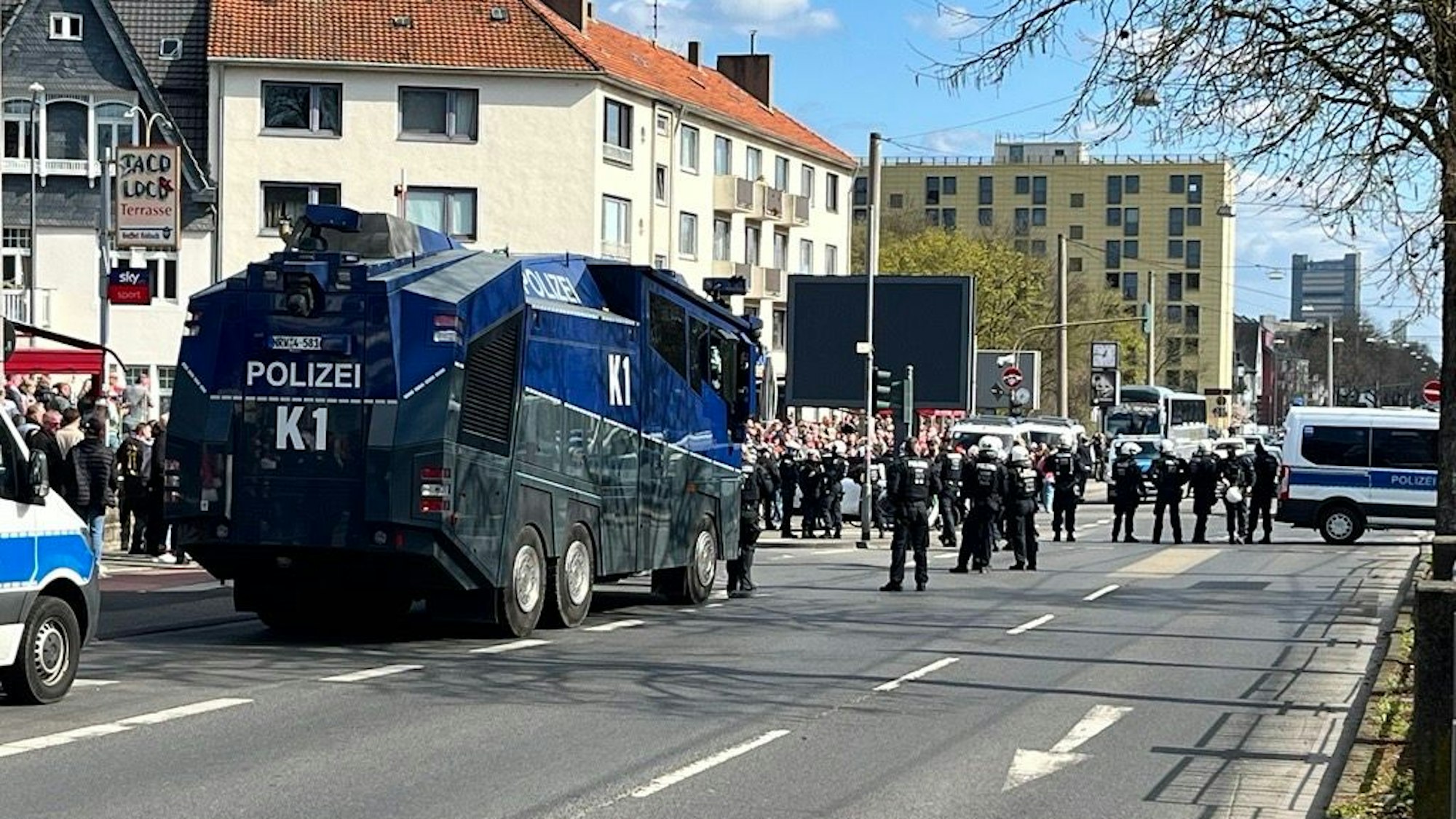 Ein Wasserwerfer steht vor dem Derby gegen Gladbach in Köln auf der Aachener Straße.