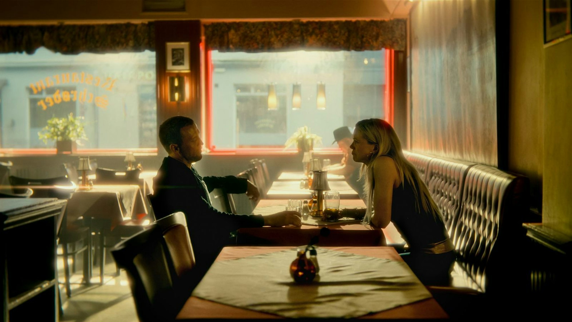 Stypische Krimiserie aus Norwegen nach Bestseller-Romanreihe: Harry Hole (Tobias Santelmann) trifft sich mit Vibeke Knutsen (Ane Dahl Torp) in einem Diner-artigen Lokal. (Bild: Courtesy of Netflix © 2024)