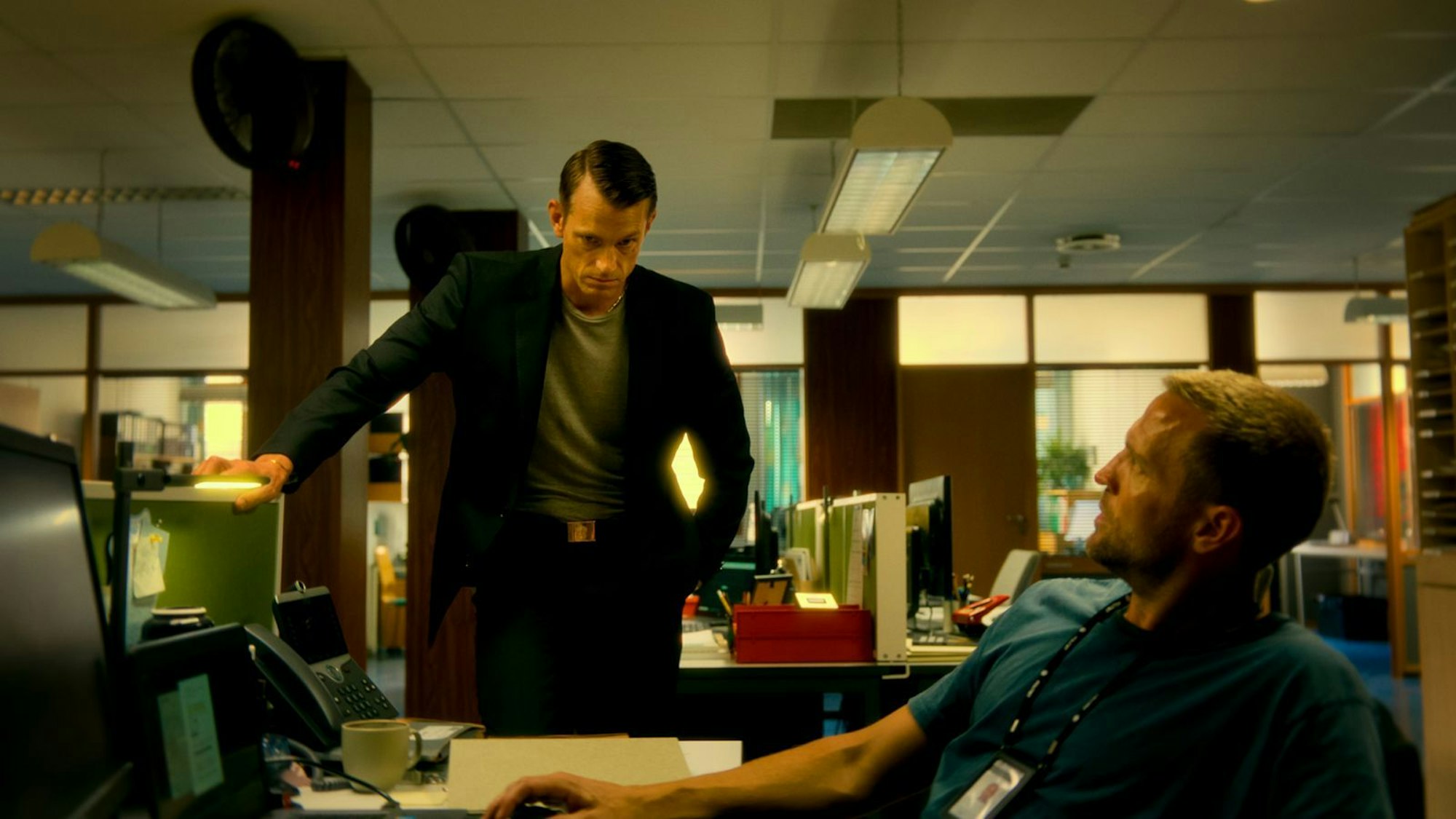 Zwei Skandinavien-Gesichter, die man auch im angloamerikanischen Raum kennt, sind die Gegenspieler der Netflix-Serie „Jo Nesbø's Harry Hole“: Tobias Santelmann (rechts, „The Last Kingdom“) gibt den gefallenen, aber aufrechten Cop Harry Hole und Joel Kinnaman (“For All Mankind“) den anscheinend korrupten Kollegen Tom Waaler. (Bild: Courtesy of Netflix © 2024)