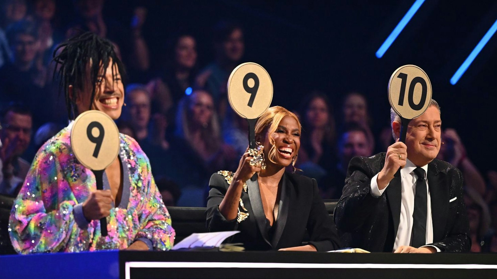 Eine Seltenheit: Joachim Llambi (rechts) zückt die 10! (Bild: RTL / Willi Weber)