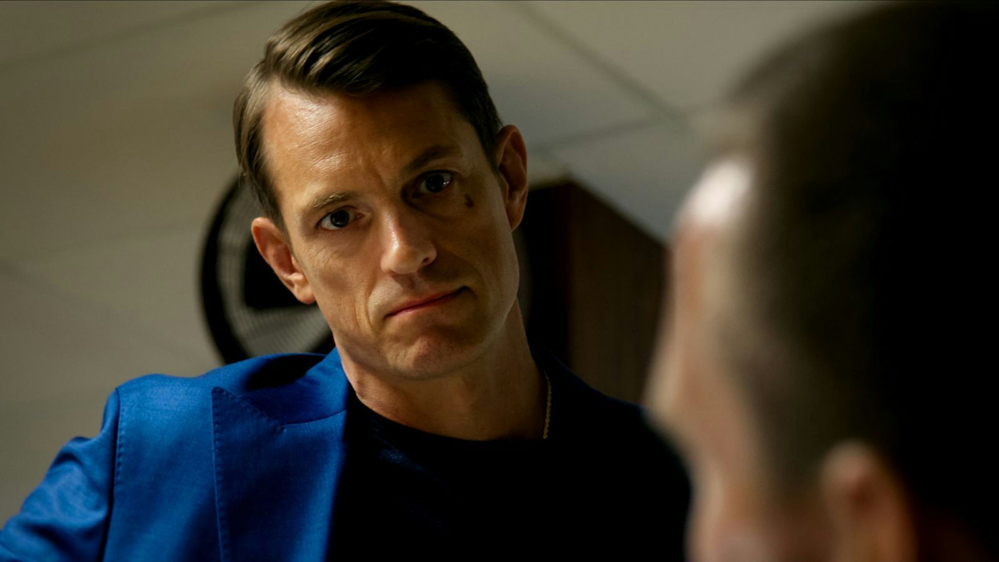 Joel Kinnaman (“For All Mankind“) verkörpert Harry Holes Gegenspieler Tom Waaler - einen Polizisten, der unter Korruptions- und Mordverdacht steht. (Bild: Courtesy of Netflix © 2024)
