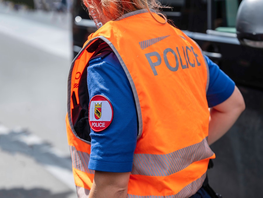 Polizistin in oranger Warnweste über blauer Uniform