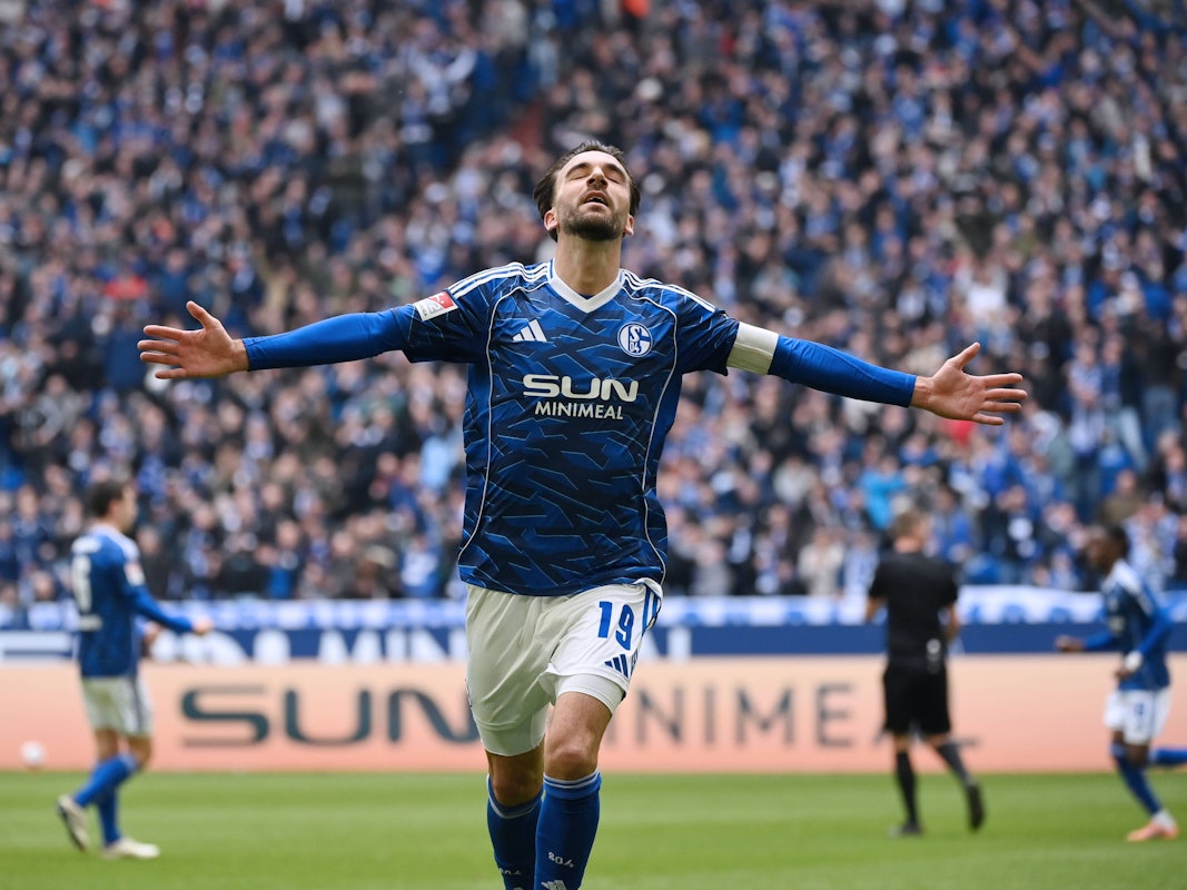 Kenan Karaman streckt die Arme aus und jubelt.