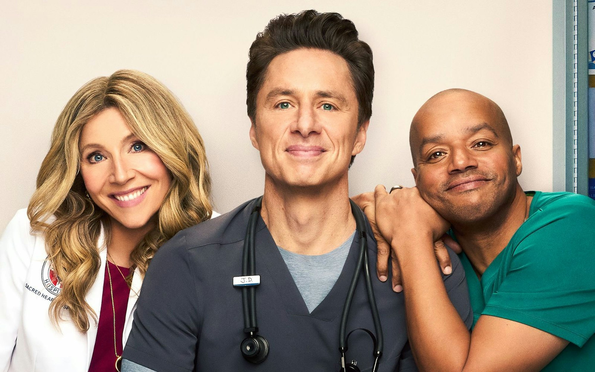 Nostalgie pur auf Disney+: 15 Jahre nach dem eigentlichen Serienende von „Scubs“ geht die Sitcom weiter. Und mit Sarah Chalke, Zach Braff (Mitte) und Donald Faison sind die Sympathieträger von einst auch in der Neuauflage dabei. (Bild: 2026 20th Television / Disney)
