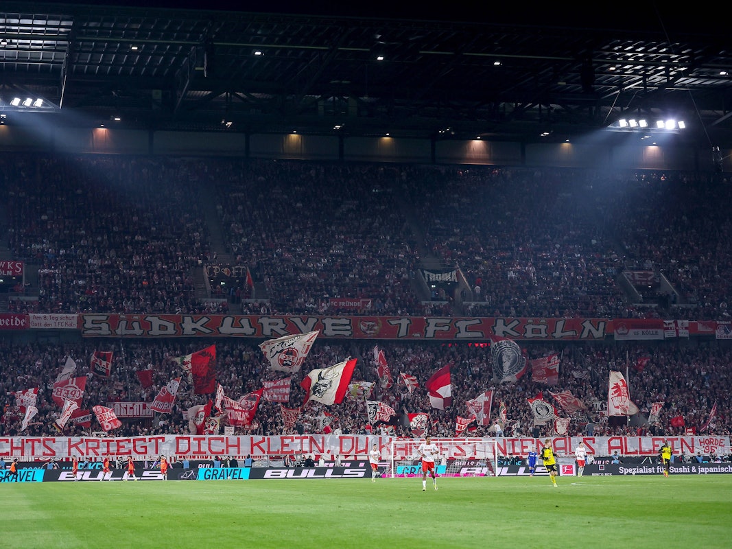 Banner beim Spiel gegen Dortmund: „Nichts kriegt dich klein. Du kämpfst niemals allein.“