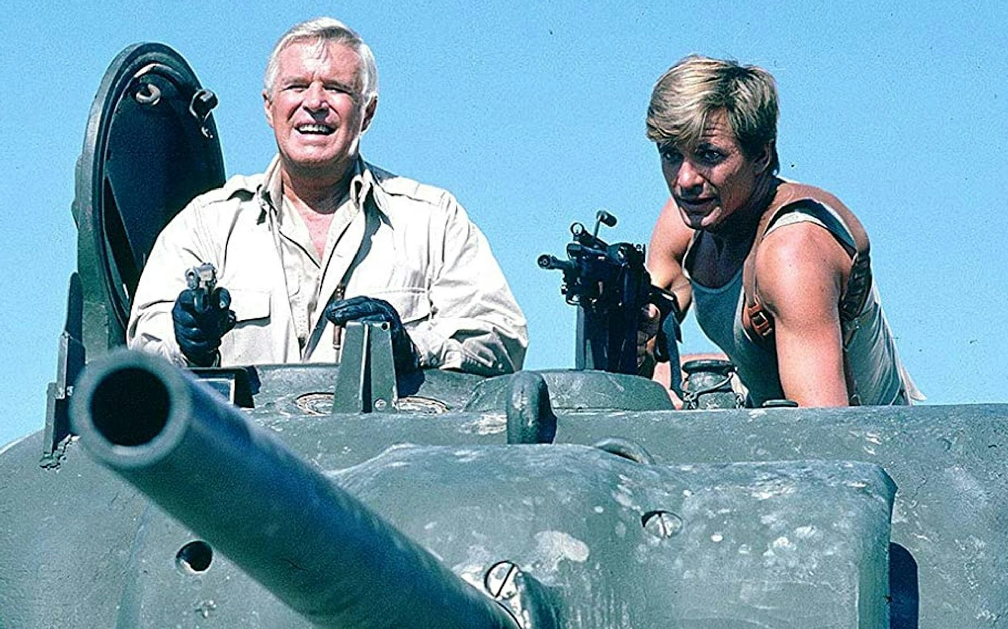 Macht nicht nur im Panzer eine gute Figur: Templeton Peck (Dirk Benedict, rechts) wird von seinen Kollegen auch „Face“ genannt. Kein Wunder, setzt doch der Frauenschwarm sein gutes Aussehen und einnehmendes Lächeln oft als Waffe ein. (Bild: Universal Pictures)