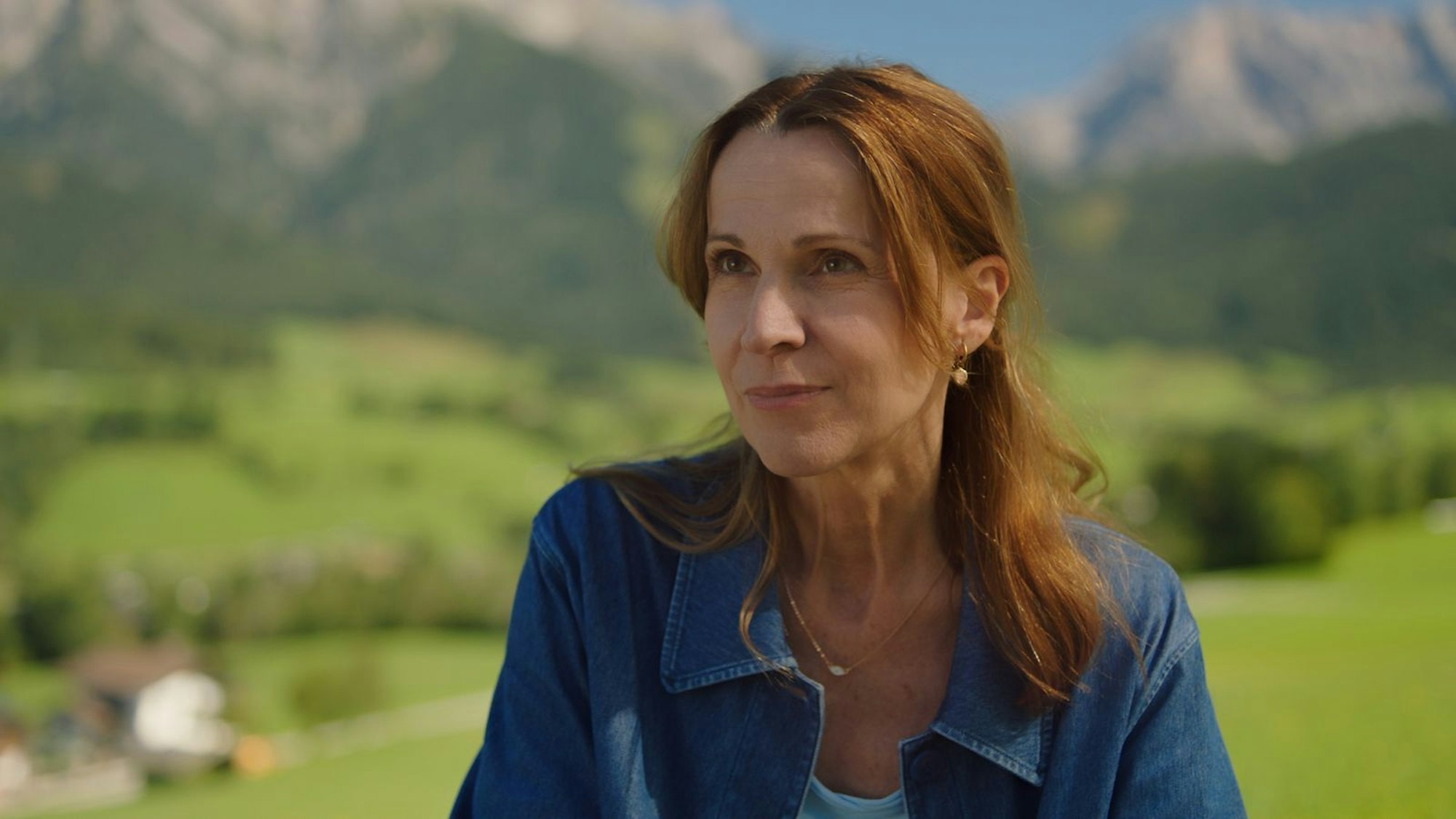 Doris Schretzmayer war bereits in Serienklassikern wie „Die Chefin“, „Die Bergretter“ und „Hubert und Staller“ zu sehen. In der neuen ZDF-Serie „Die Maiwald“ (die ersten beiden Folgen Donnerstag, 26. März, und 2. April, jeweils um 20.15 Uhr) verkörpert die 53-Jährige nun die Hauptrolle der Dr. Johanna Maiwald, einer Tierärztin mit Leib und Seele. (Bild: ZDF / Florian Licht)