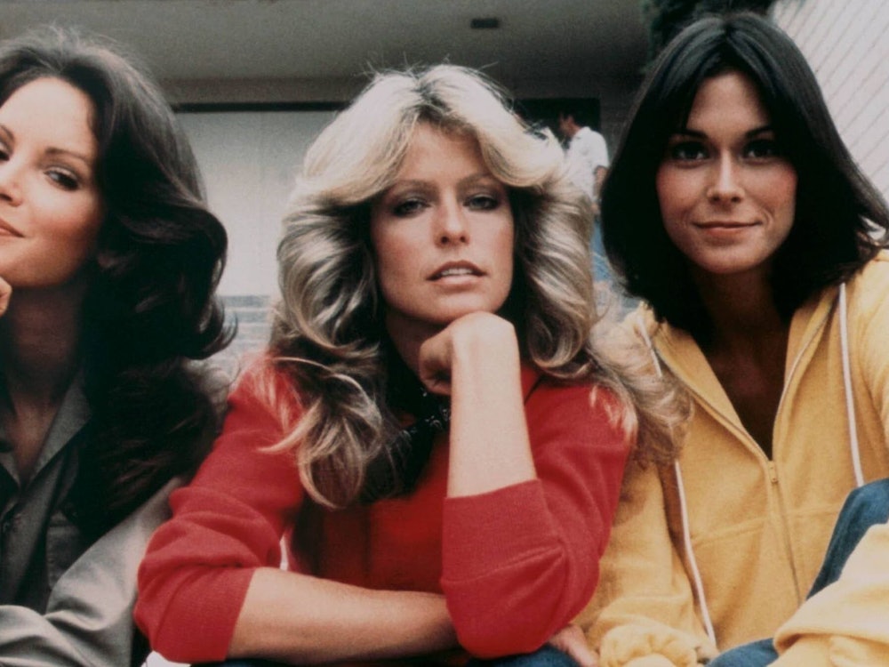 Während Jaclyn Smith, Farrah Fawcett und Kate Jackson (von links) in „Drei Engel für Charlie“ vor der Kamera zu sehen waren, war der Darsteller der vierten Titelrolle nur zu hören. (Bild: IMAGO / Allstar)