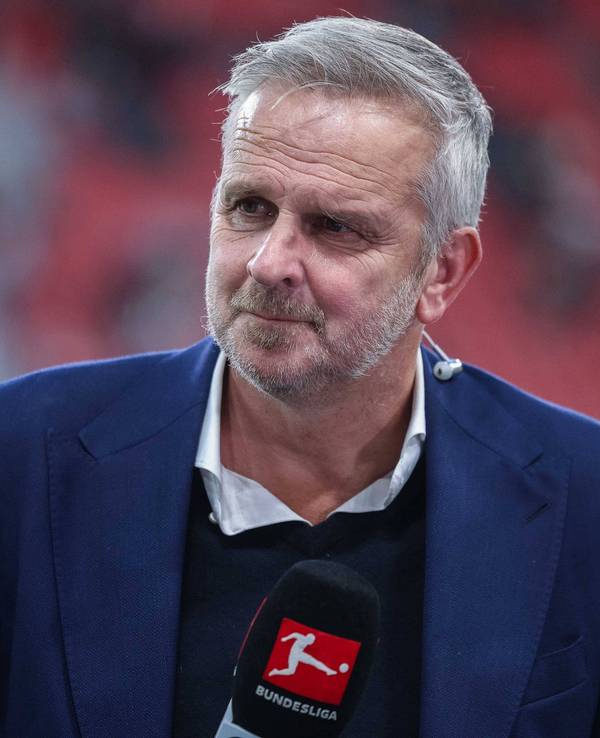 Dieter Hamann mit Mikor in der Hand.