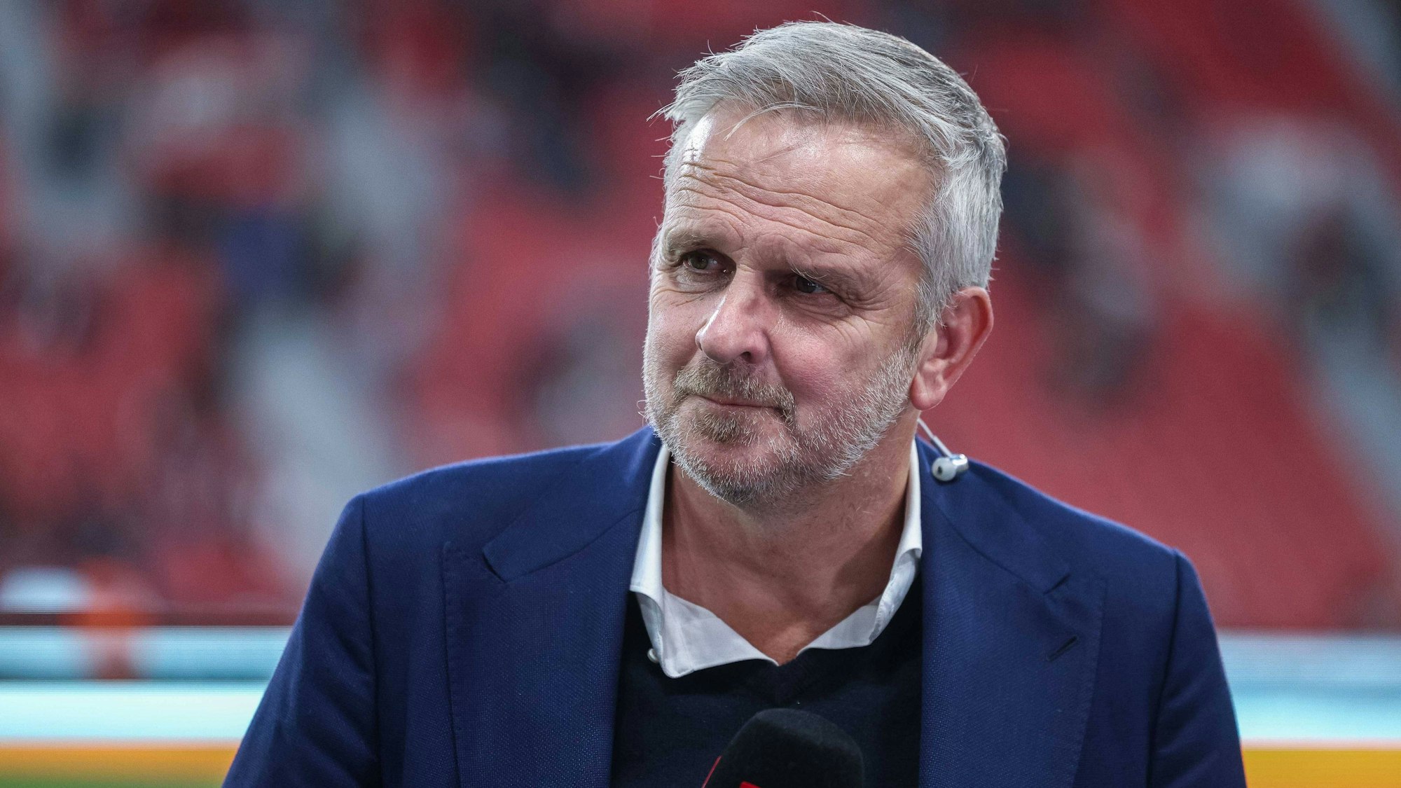 Dietmar Hamann beim Spiel von Bayer Leverkusen gegen Eintracht Frankfurt.