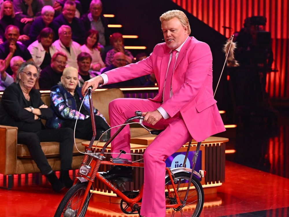 Die Fahrt auf einem Bonanza-Rad endete für Stefan Raab schmerzhaft. (Bild: RTL / Raab Entertainment / Willi Weber)