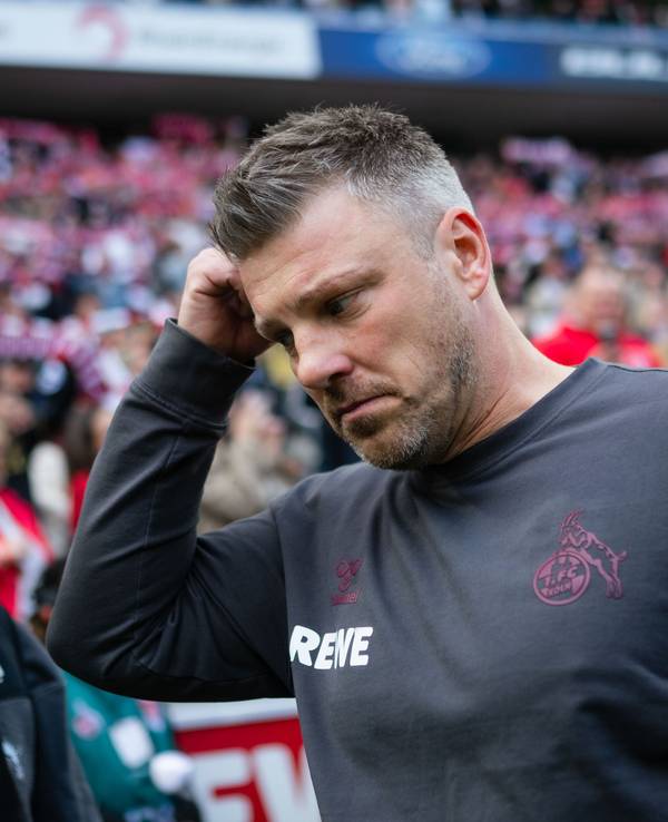 Lukas Kwasniok fasst sich an den Kopf.