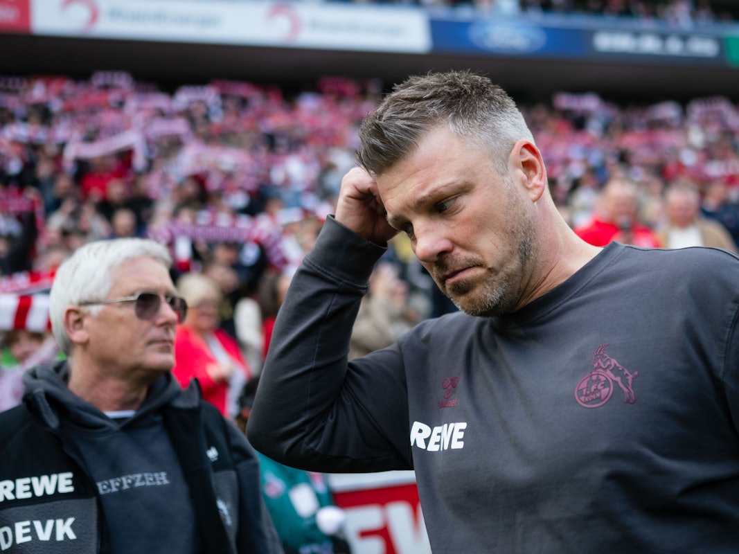 Lukas Kwasniok fasst sich an den Kopf.