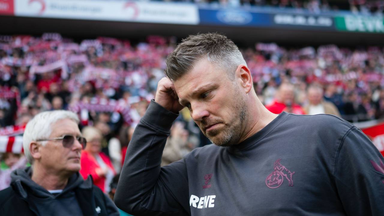 Lukas Kwasniok fasst sich an den Kopf.