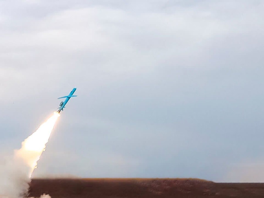 Das von Sepahnews dem Nachrichtenkanal der Islamischen Revolutionsgarden herausgegebene Archivfoto zeigt einen Start von Raketen- und Drohneneinheiten während einer militärischen Übung