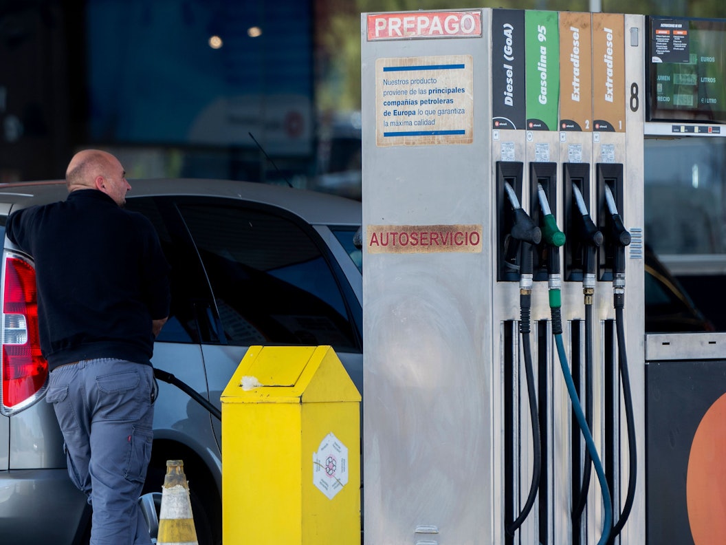 Ein Mann tankt an einer Tankstelle in Arganda del Rey, Madrid.
