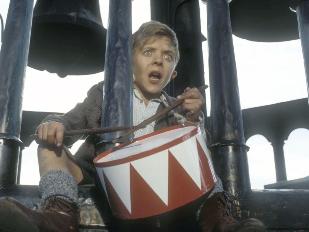 Oskar (David Bennent) trommelt, was das Zeug hält. (Bild: ZDF/Andrzej Biskupski / Verleih: Seitz GmbH Filmproduktion)