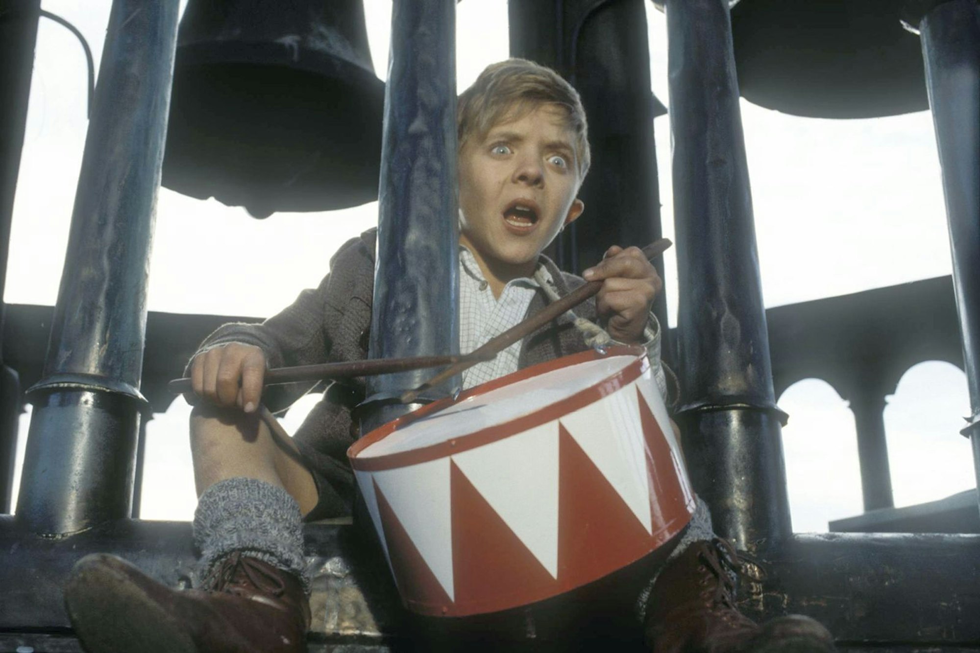 Oskar (David Bennent) trommelt, was das Zeug hält. (Bild: ZDF/Andrzej Biskupski / Verleih: Seitz GmbH Filmproduktion)