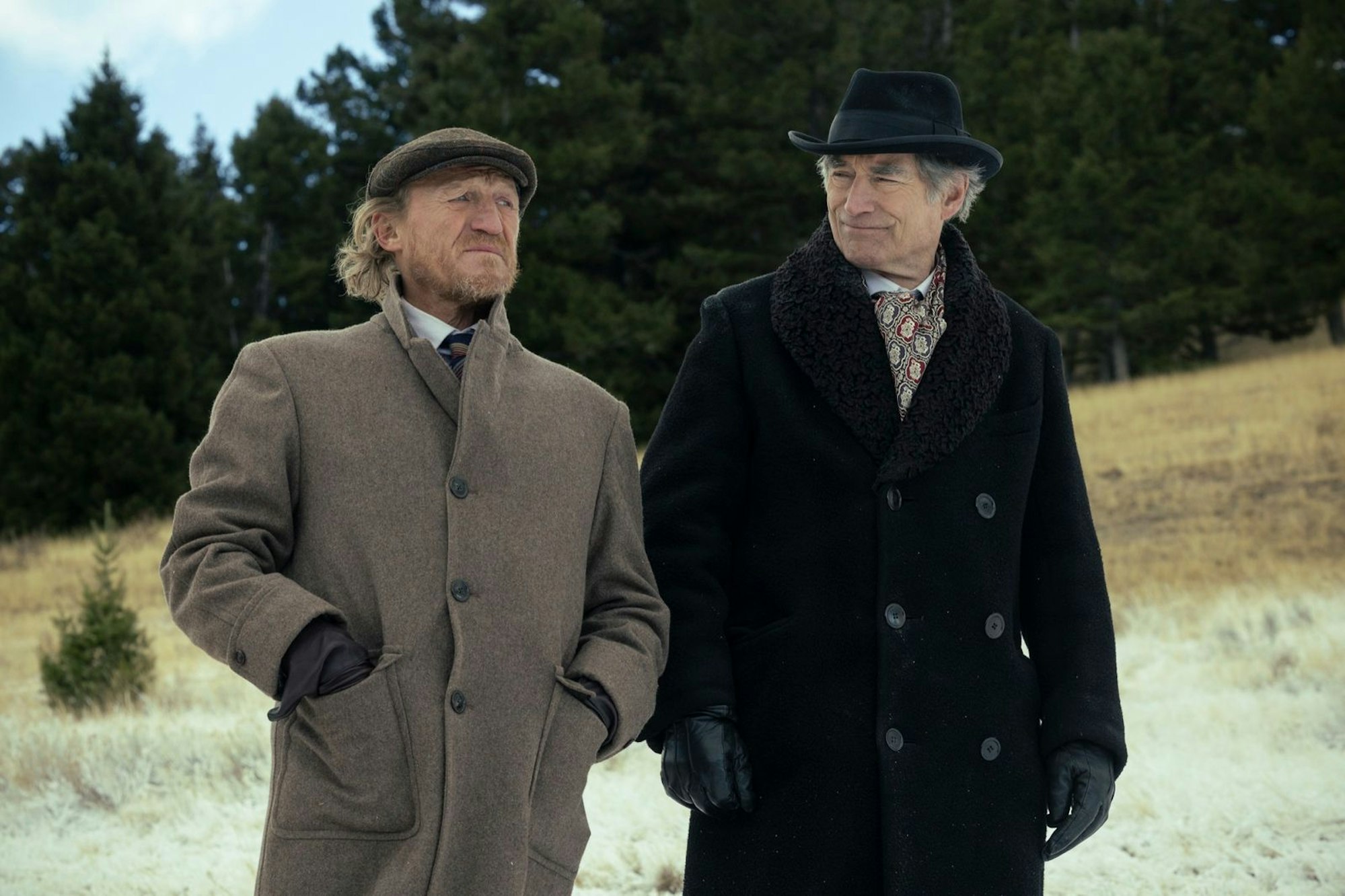 Zuletzt war Timothy Dalton (rechts, mit Jerome Flynn) im „Yellowstone“-Spin-off „1923“ zu sehen. (Bild: Trae Patton/Paramount+)