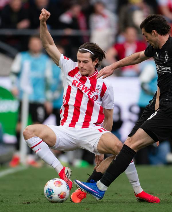 Jakub Kamiński (l, 1. FC Köln) und Joe Scally (Borussia Mönchengladbach) kämpfen um den Ball.