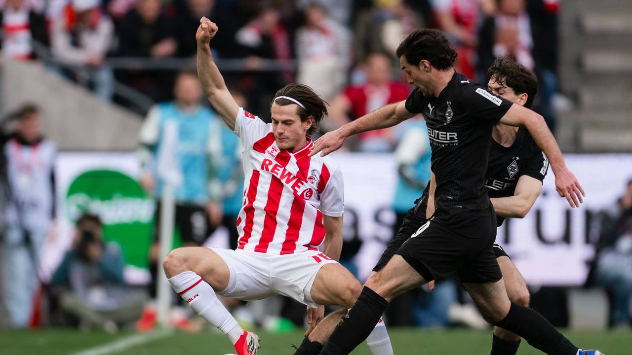 Jakub Kamiński (l, 1. FC Köln) und Joe Scally (Borussia Mönchengladbach) kämpfen um den Ball.