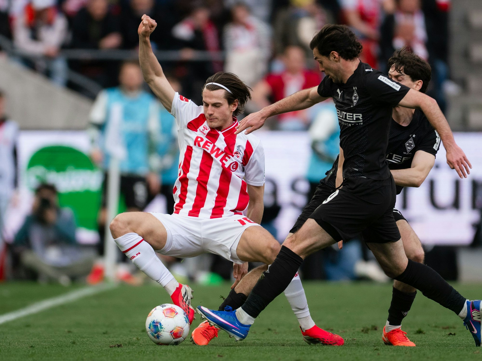 Jakub Kamiński (l, 1. FC Köln) und Joe Scally (Borussia Mönchengladbach) kämpfen um den Ball.