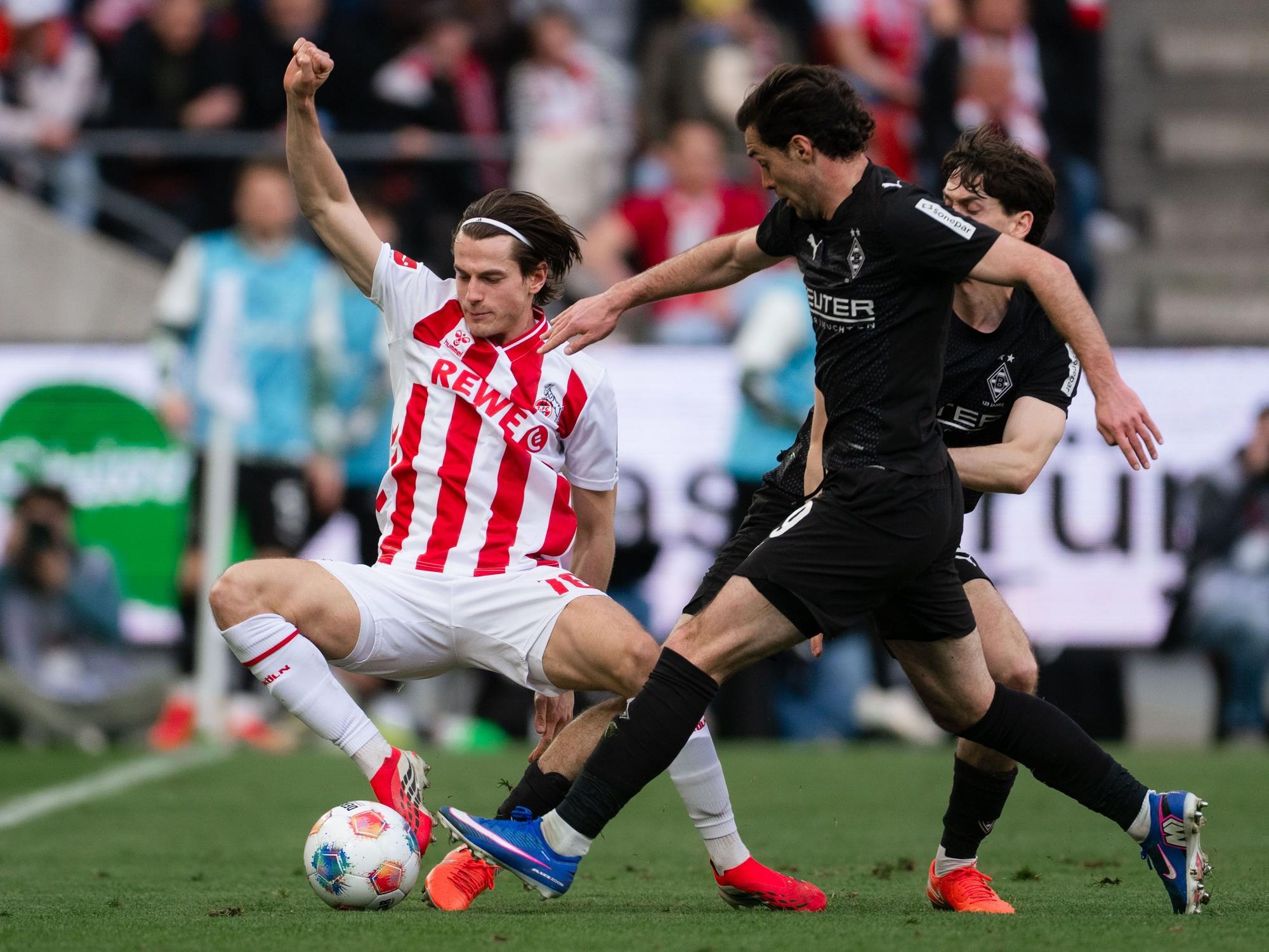 Jakub Kaminski (l.) und Joe Scally im Zweikampf um den Ball.