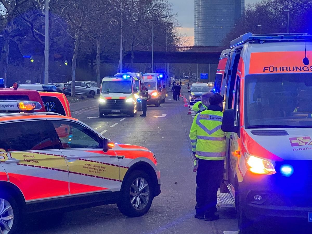 Rettungsdienstliche Maßnahmen bei einer Großversammlung in der Bonner Rheinaue.