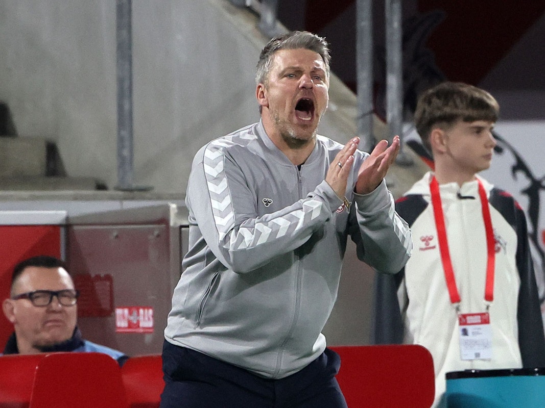 FC-Trainer Lukas Kwasniok feuert seine Mannschaft.