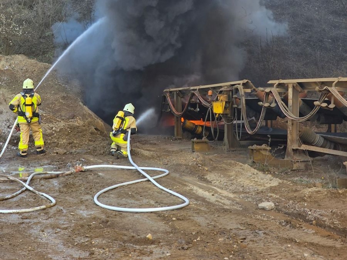 Eine riesige Rauchwolke steigt über einem Bergbaubetrieb in Grevenbroich auf.