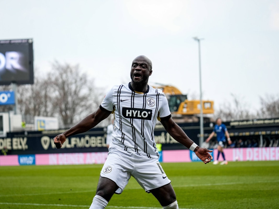 Amara Condé jubelt.