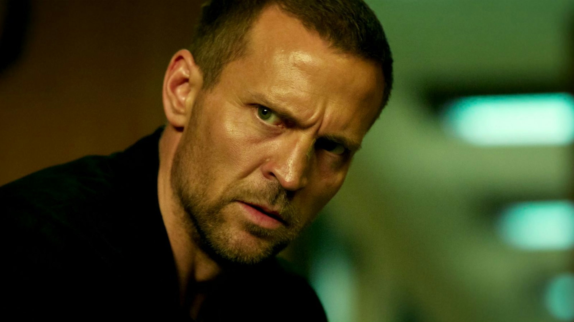 Tobias Santelmann spielt den norwegischen Kultdetektiv und gleichnamigen Romanhelden in der Netflix-Serie „Jo Nesbø's Harry Hole“. Alle neun Folgen der ersten Staffel veröffentlicht der Streamer am 26. März 2026. (Bild: Courtesy of Netflix © 2024)