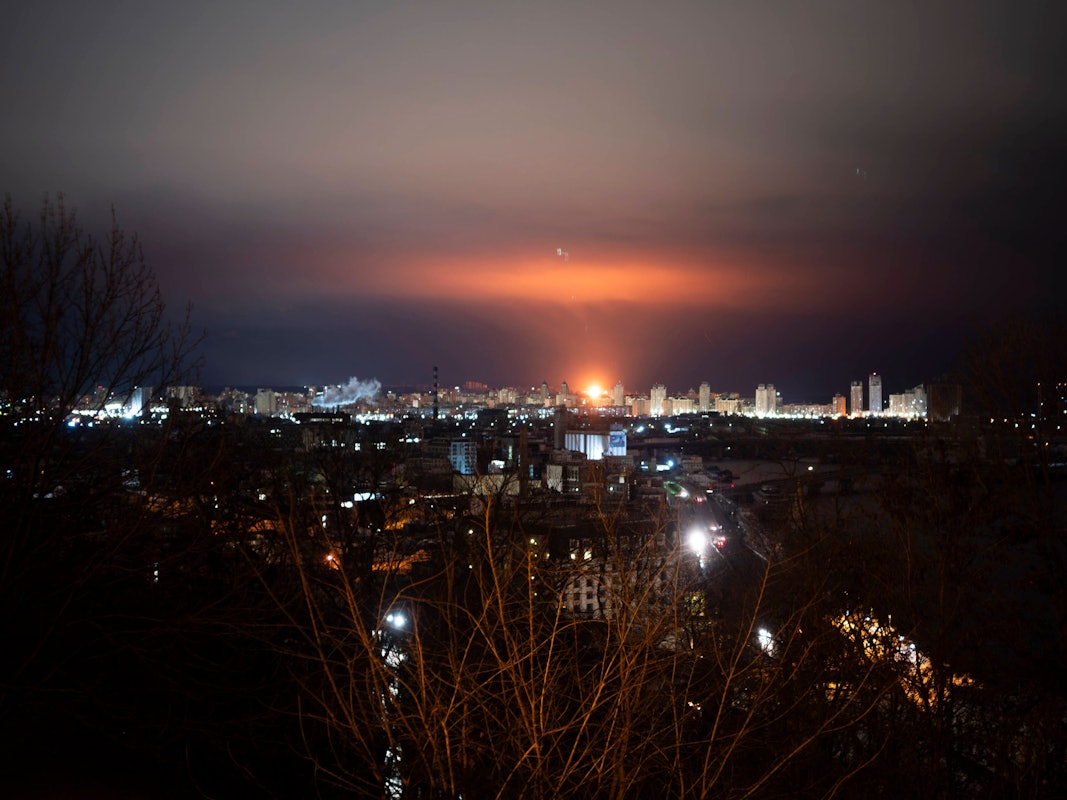 Der Himmel über Kyjiw in der Ukraine wird erhellt, als eine russische Drohne bei einem groß angelegten Angriff am 27. Dezember 2025 beim Aufprall detoniert. Kaum eine Nation ist so geschult in der Drohnen-Abwehr wie die Ukraine.