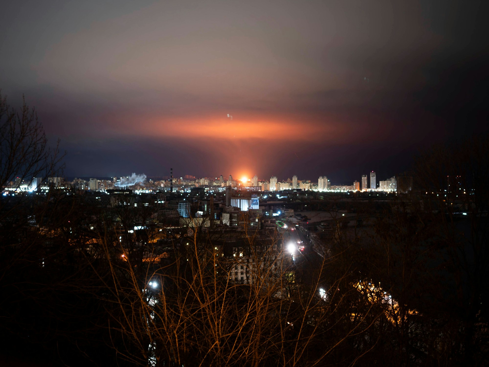 Der Himmel über Kyjiw in der Ukraine wird erhellt, als eine russische Drohne bei einem groß angelegten Angriff am 27. Dezember 2025 beim Aufprall detoniert. Kaum eine Nation ist so geschult in der Drohnen-Abwehr wie die Ukraine.