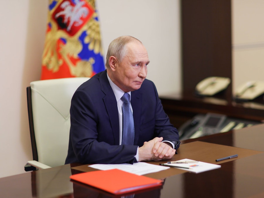 Wladimir Putin bei einer Besprechung