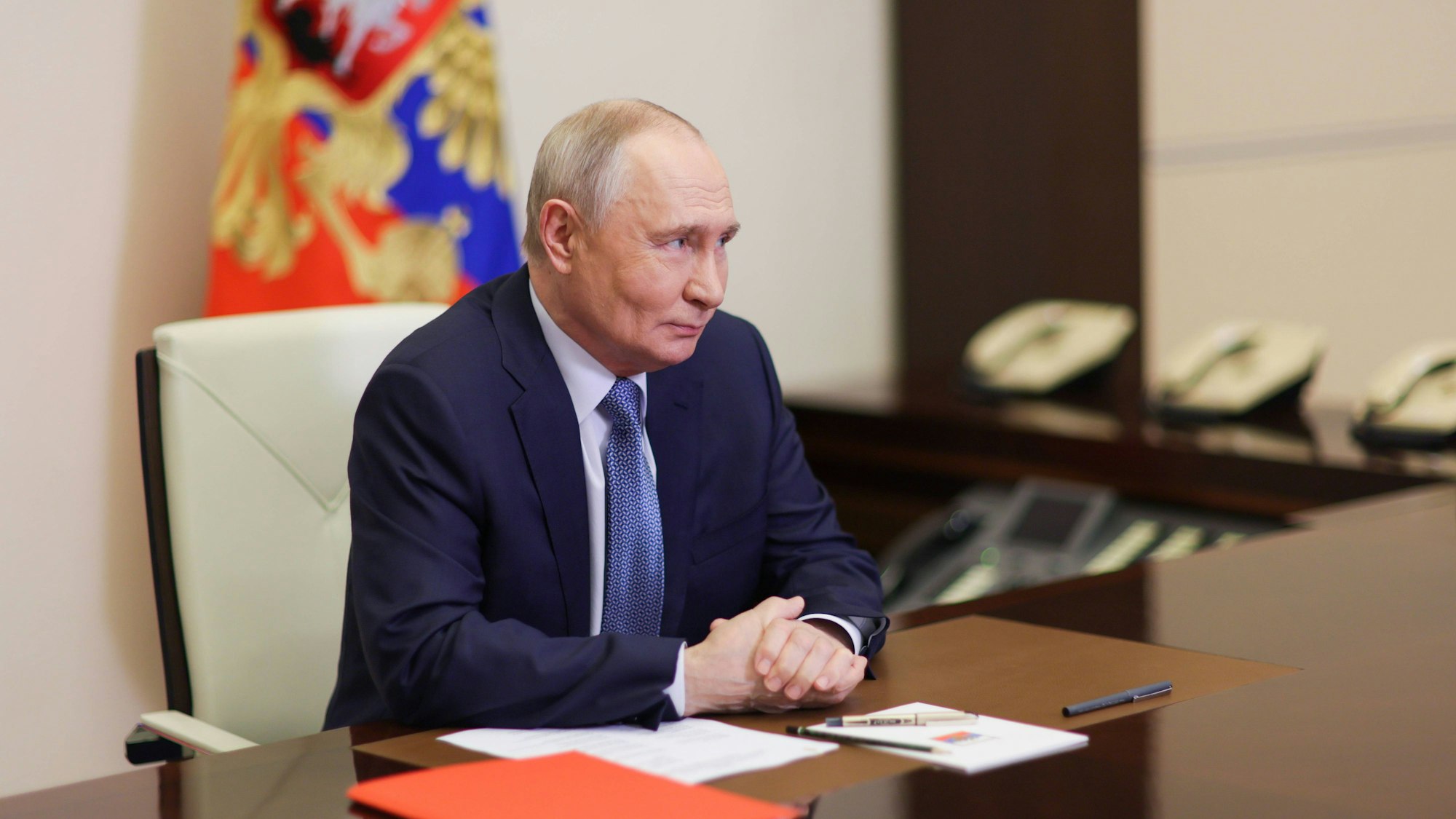 Wladimir Putin bei einer Besprechung