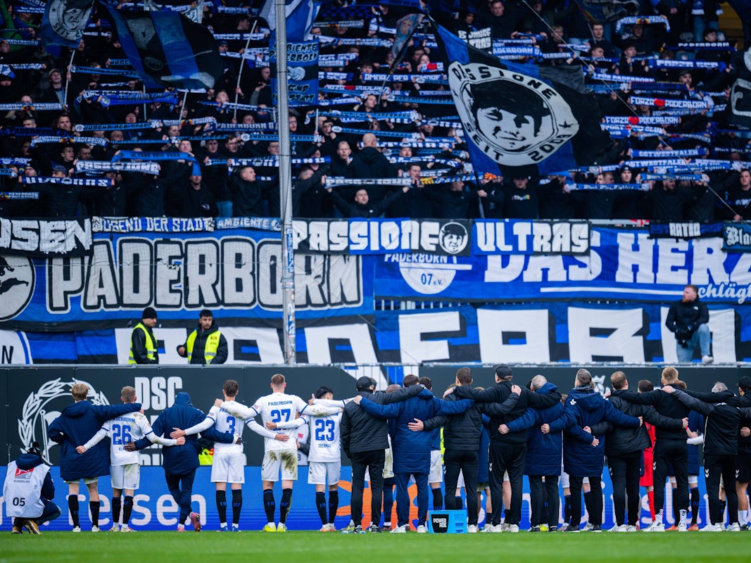 Die Profis des SC Paderborn 07 bedanken sich bei den Fans in der Kurve.