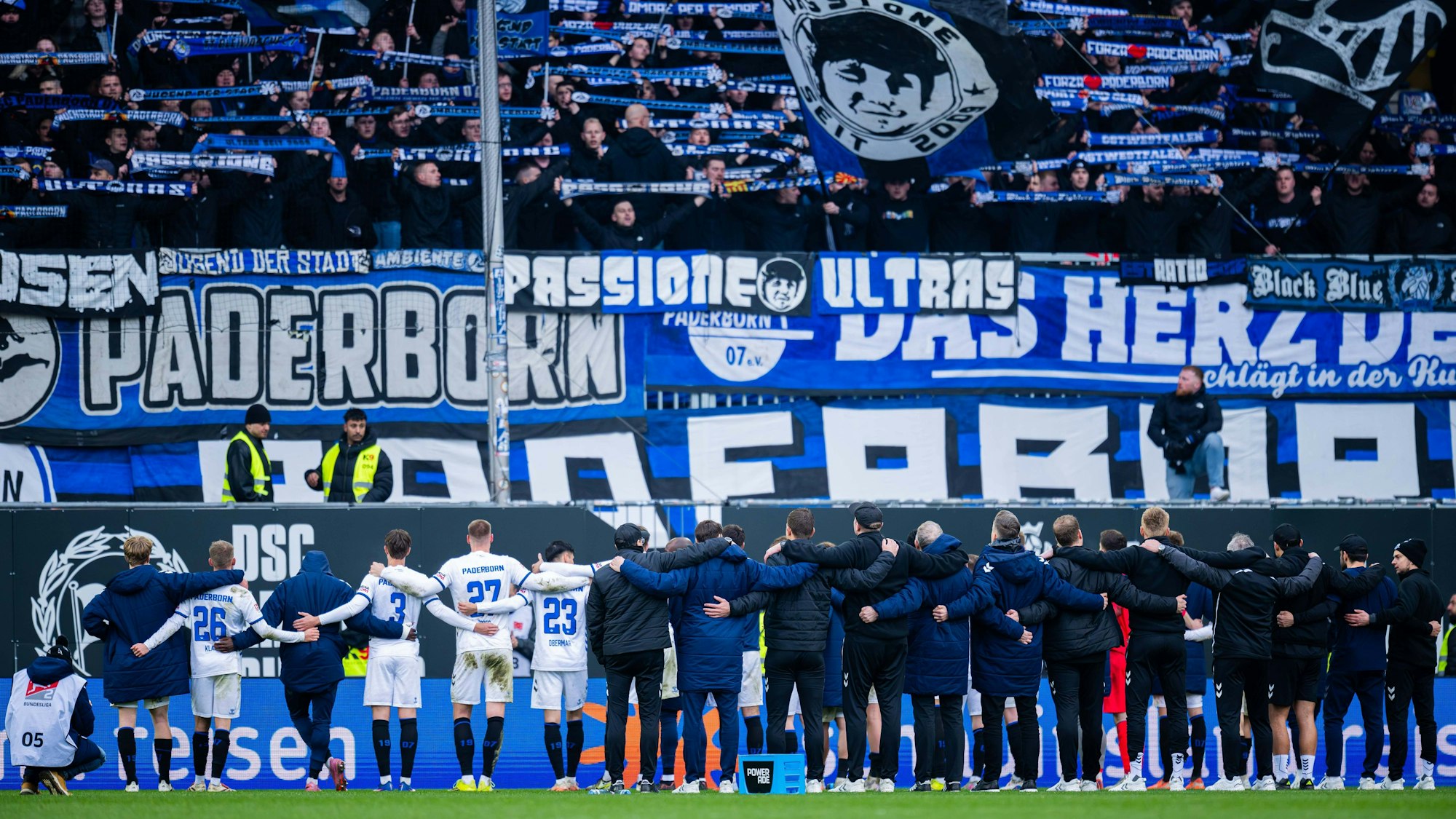 Die Profis des SC Paderborn 07 bedanken sich bei den Fans in der Kurve.