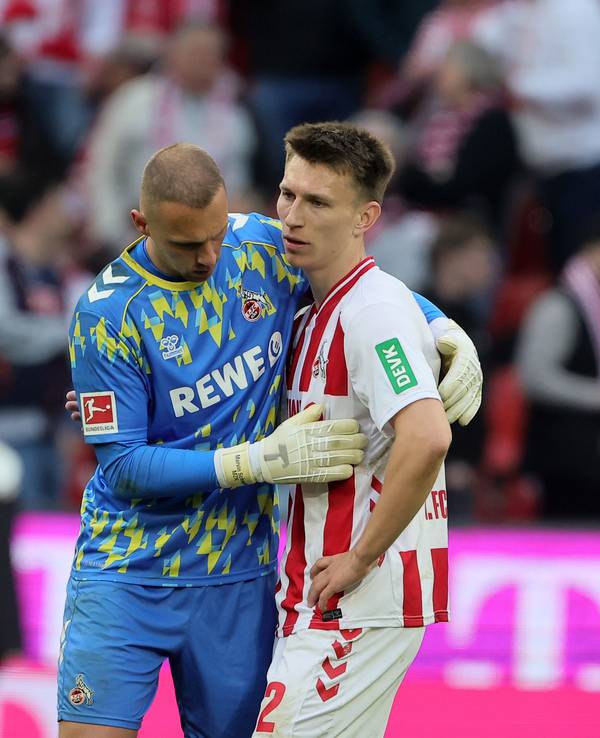 Marvin Schwäbe nimmt Kristoffer Lund nach dem Spiel in den Arm.