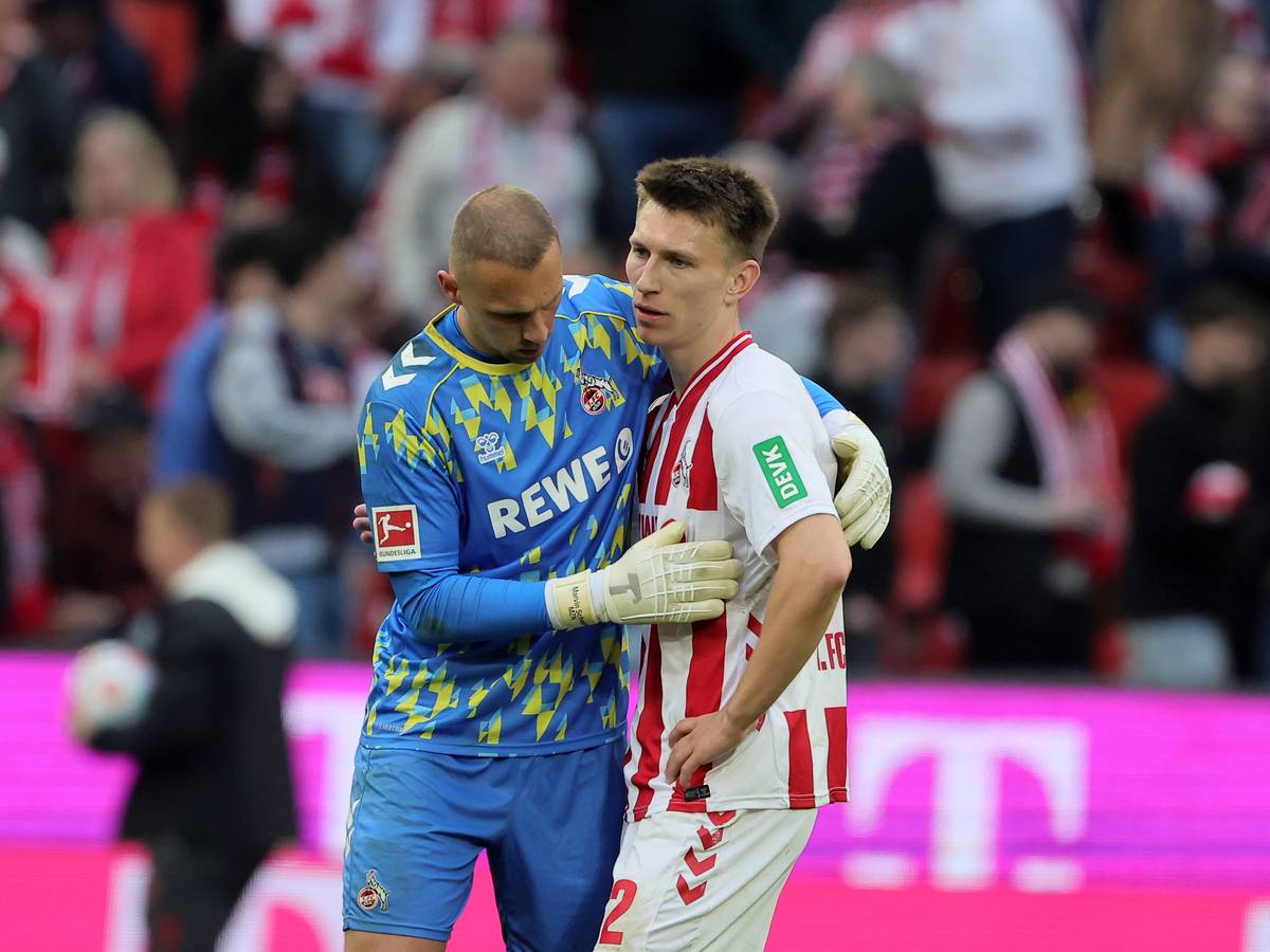 Marvin Schwäbe nimmt Kristoffer Lund nach dem Spiel in den Arm.