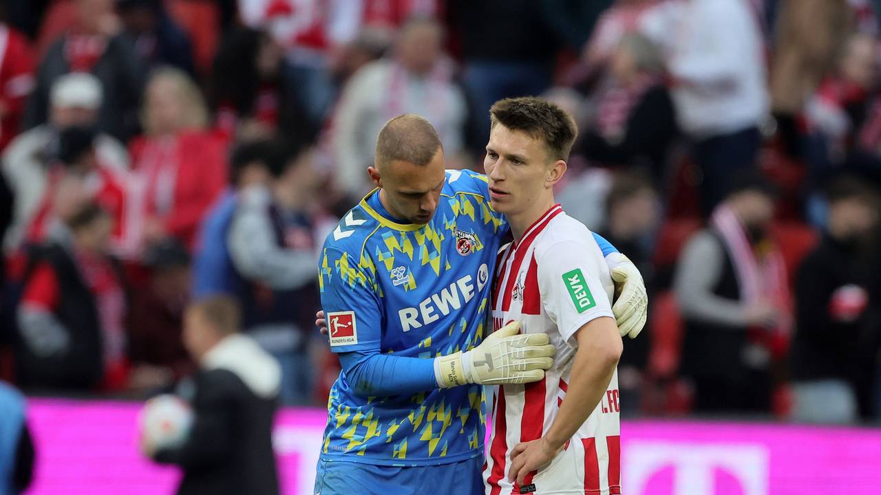 Marvin Schwäbe nimmt Kristoffer Lund nach dem Spiel in den Arm.