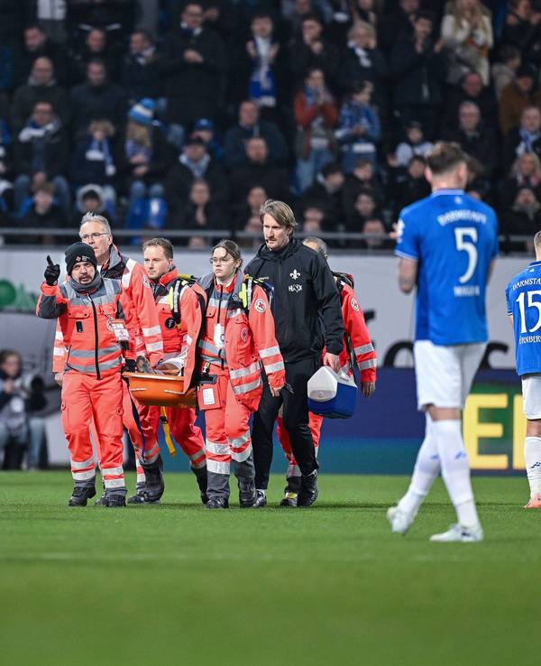 Luca Marseiler wird von den Sanitätern vom Platz getragen.