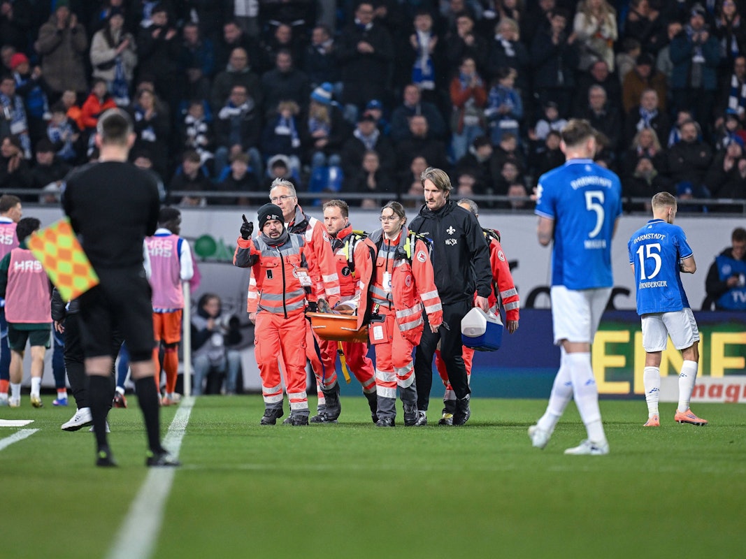 Luca Marseiler wird von den Sanitätern vom Platz getragen.